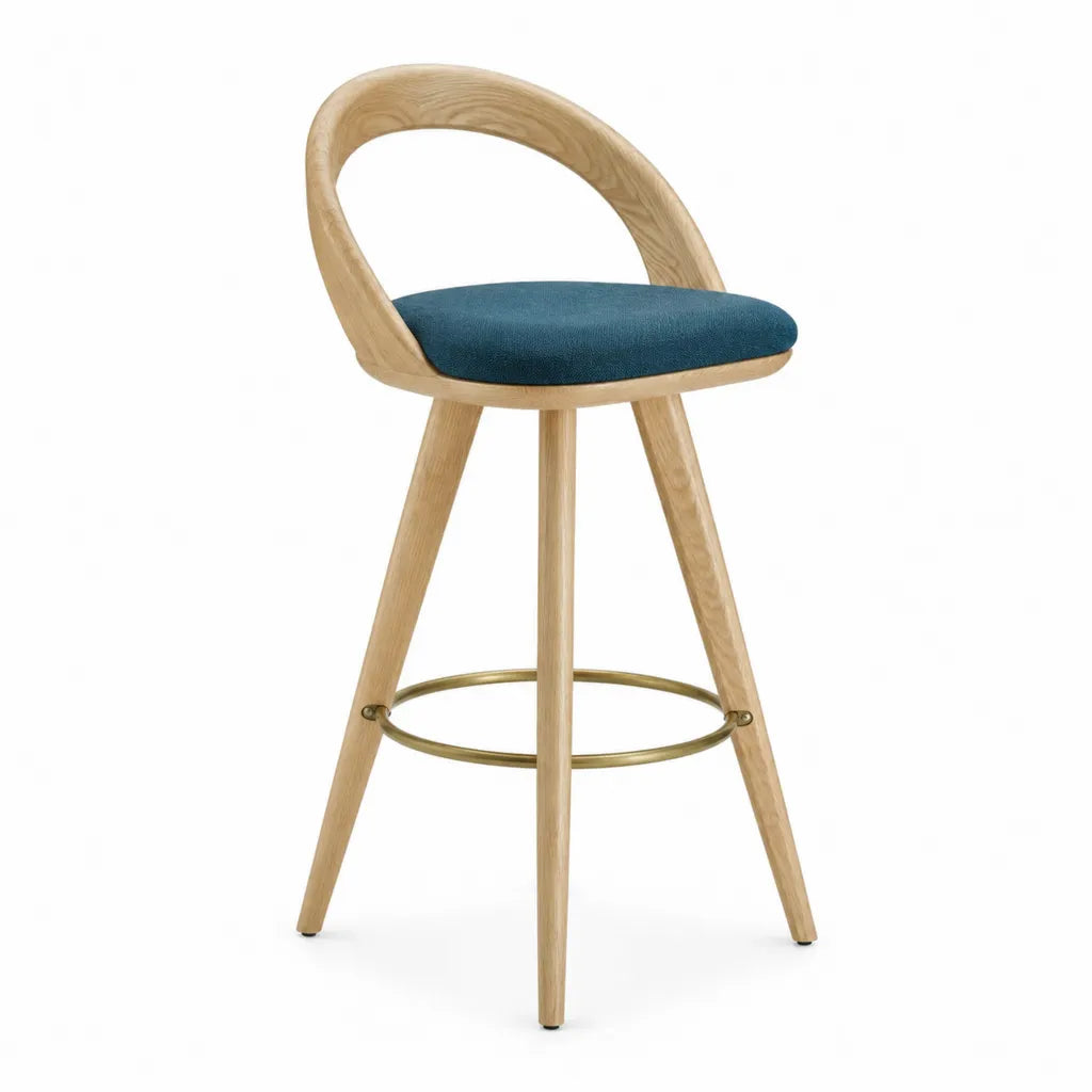 Barhocker aus Eichenholz mit ovaler Ruckenlehne blauem Polyesterbezug und Messing Fussring 54 x 52 x 100 cm